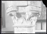 Chapiteaux ornementés de têtes humaines et de feuillages de la maison des Templiers de Caudebec-en-Caux (Seine-Maritime).