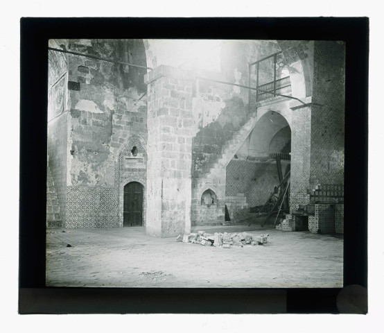 Intérieur délabré d'un édifice religieux.