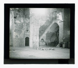 Intérieur délabré d'un édifice religieux.