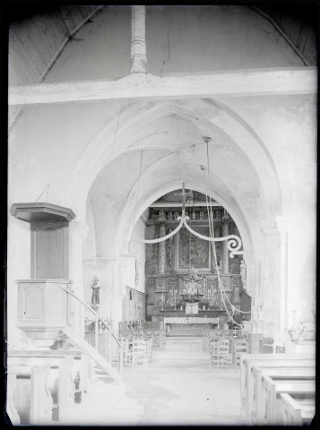 Vue de l'intérieur de l'église de Fontenay (Eure).