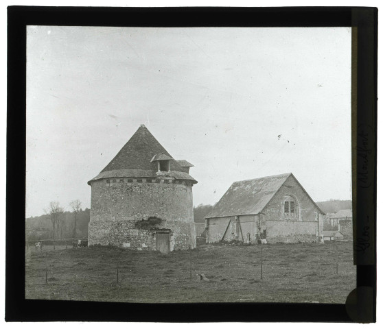Pigeonnier et grange de Glos-sur-Risle (Eure).