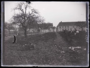 Hommes au travail dans le jardin d'une habitation en décembre 1898.