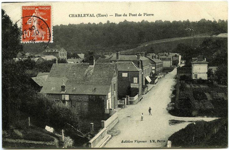 Charleval. Rue du Pont de Pierre.