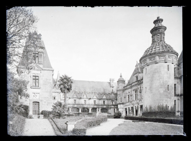 Cour intérieure de château.