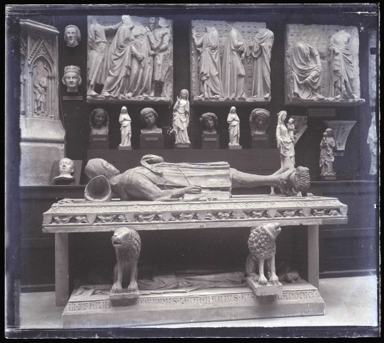 Moulage du tombeau de Philippe de Werd provenant de l'église Saint-Guillaume de Strasbourg (Bas-Rhin), exposé au musée du Trocadéro de Paris (Seine).