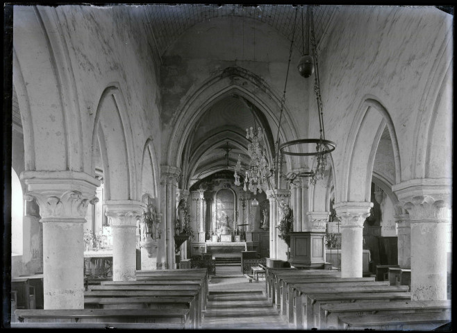 Vue de l'intérieur de l'église de Forêt-la-Folie (Eure).