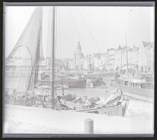 Bateaux de pêche dans le port de la Rochelle (Charente-Maritime) au niveau de la tour de Grosse-Horloge..