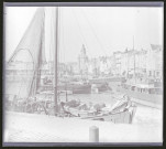 Bateaux de pêche dans le port de la Rochelle (Charente-Maritime) au niveau de la tour de Grosse-Horloge..