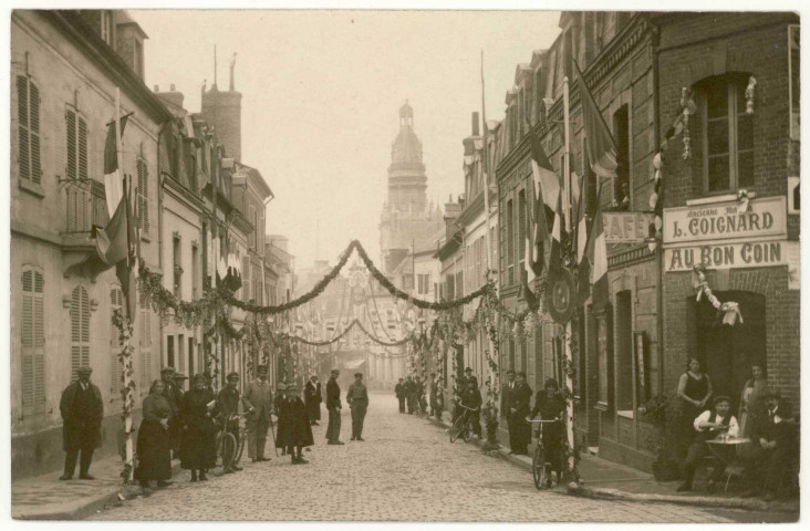 Evreux-Ville. Les Fêtes de la Harpe - La rue décorée.