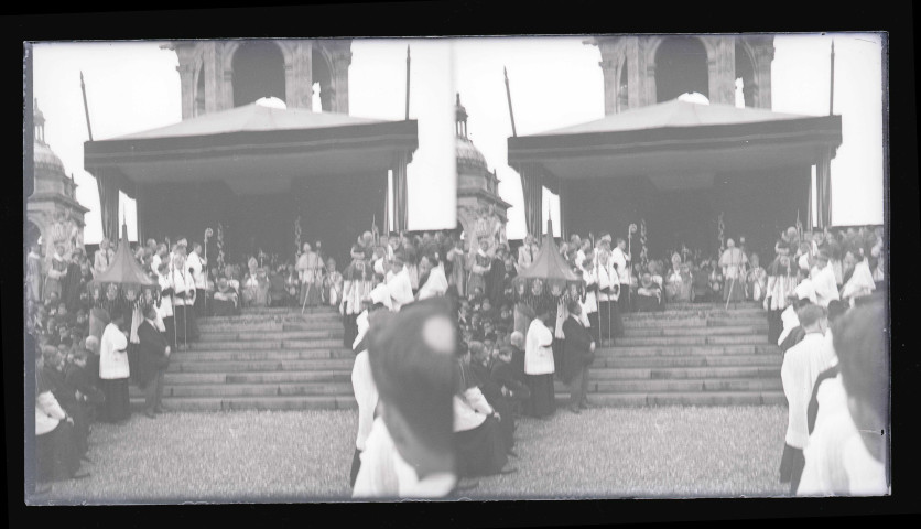 Procession de la Vierge au Monument de Jeanne d'Arc et à la basilique Notre-Dame de Bonsecours (Seine-Maritime).