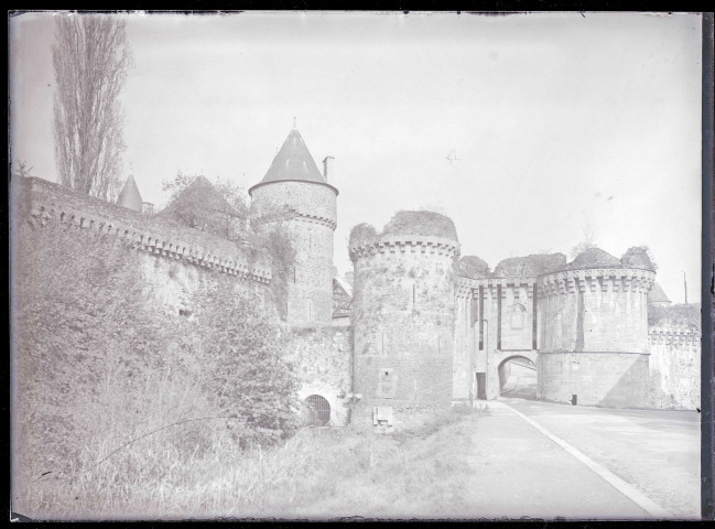 Porte Saint-Sulpice avec tours extra-muros de Fougères (Ille-et-Vilaine).