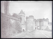 Porte Saint-Sulpice avec tours extra-muros de Fougères (Ille-et-Vilaine).