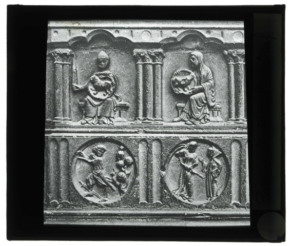 Cathédrale Notre-Dame de Paris, porte centrale, soubassements.