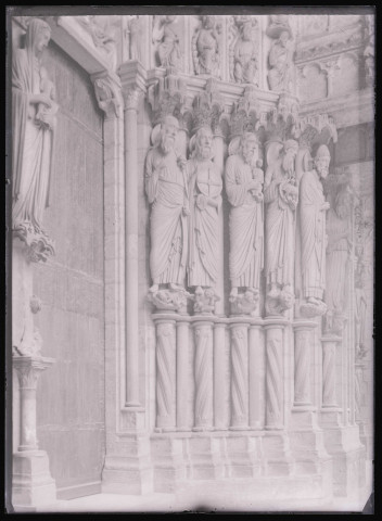 Portail à voussures ornementées de la cathédrale Notre-Dame de Chartres (Eure-et-Loir).