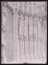 Portail à voussures ornementées de la cathédrale Notre-Dame de Chartres (Eure-et-Loir).