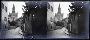 Flèche d'une église d'Alsace vue depuis une rue.