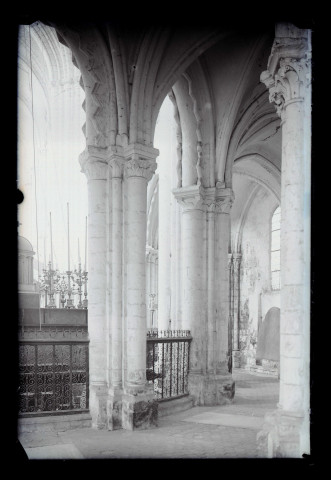 Arcade du rond-point du déambulatoire de la cathédrale Saint-Pierre de Beauvais (Oise).