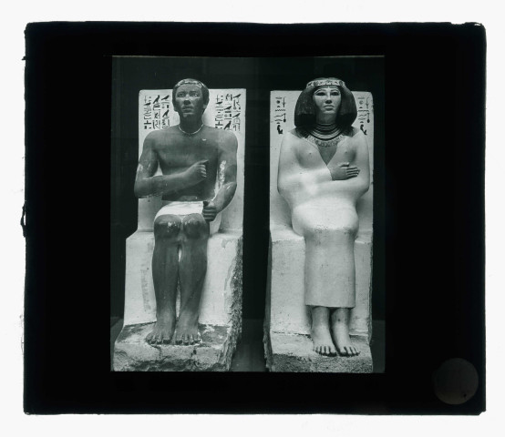 Statues de Rahotep et Nefret exposées au musée égyptien du Caire (Égypte).