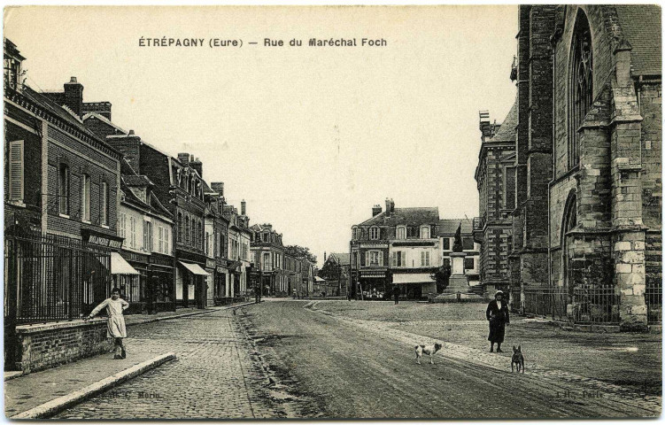 Etrépagny. Rue du Maréchal Foch.