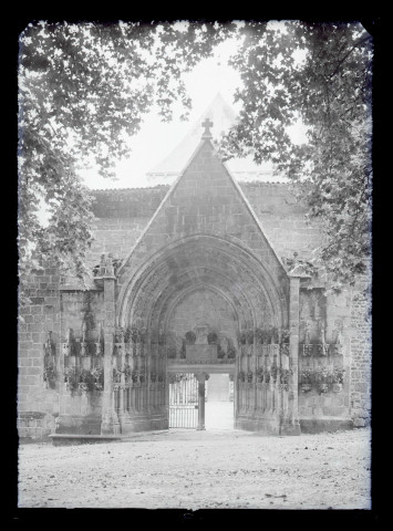 Porte du jardin de l'abbatiale de Moutier d'Ahun (Creuse).