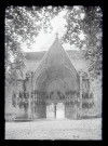 Porte du jardin de l'abbatiale de Moutier d'Ahun (Creuse).