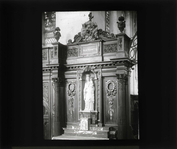 Autel latéral avec statue de Vierge à l'enfant en marbre polychrome de l'église Notre-Dame d'Écouis (Eure, France).