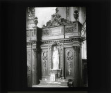 Autel latéral avec statue de Vierge à l'enfant en marbre polychrome de l'église Notre-Dame d'Écouis (Eure, France).