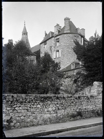 Maisons de ville en pierre et clocher.