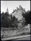 Maisons de ville en pierre et clocher.