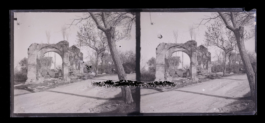 Ruines et vestiges d'un ancien édifice religieux.