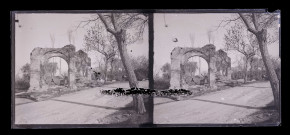 Ruines et vestiges d'un ancien édifice religieux.
