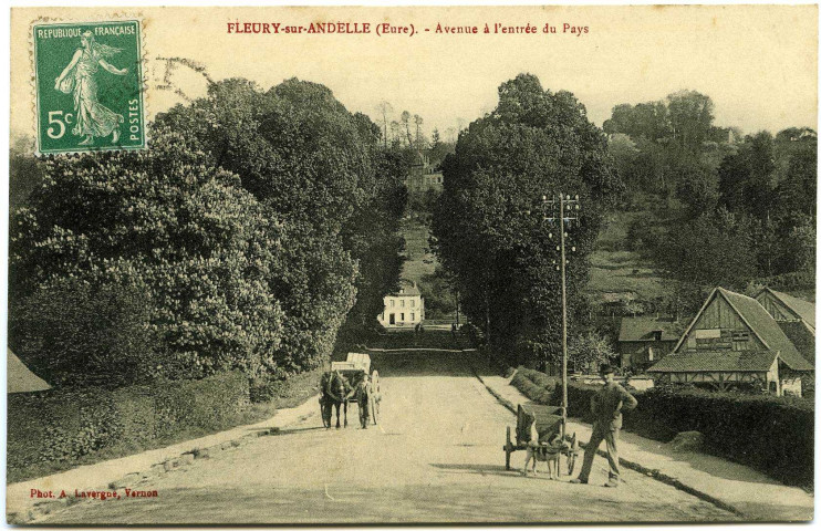 Fleury-sur-Andelle. Avenue à l'entrée du Pays.