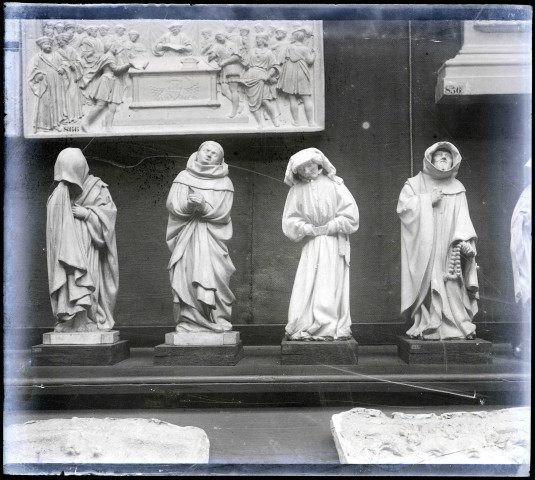 Moulages de statuettes de pleurants du tombeau de Jean sans Peur, duc de Bourgogne exposées au musée du Trocadéro de Paris (Seine).