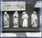 Moulages de statuettes de pleurants du tombeau de Jean sans Peur, duc de Bourgogne exposées au musée du Trocadéro de Paris (Seine).