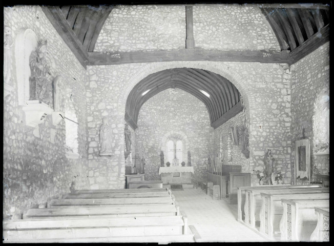 Intérieur de l'église de Ménesqueville (Eure).