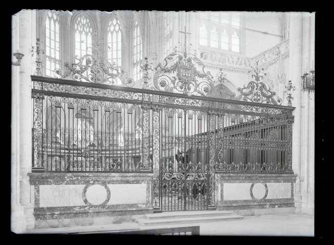 Grille centrale en fer forgé du chœur de l'église de Saint-Riquier (Somme).