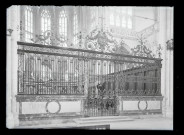 Grille centrale en fer forgé du chœur de l'église de Saint-Riquier (Somme).
