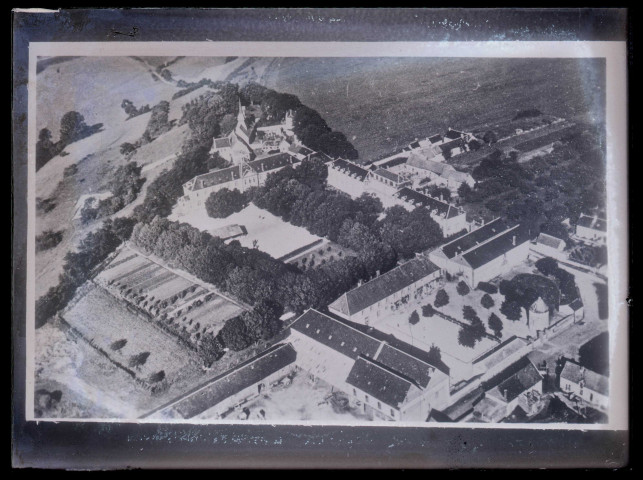 Vue aérienne du petit séminaire d'Orgeville (Eure).
