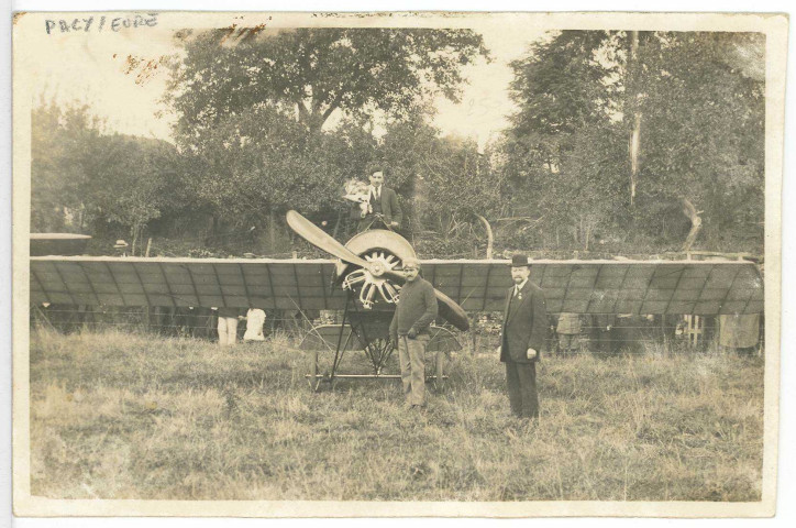 Pacy-sur-Eure. [Aviateur posant sur son avion près de Pacy sur Eure].