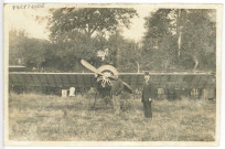 Pacy-sur-Eure. [Aviateur posant sur son avion près de Pacy sur Eure].