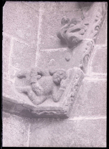 Détail des sculptures à forme humaine des frises d'un angle du petit portail de l'église Saint-Sulpice de Fougères (Ille-et-Vilaine).