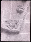 Détail des sculptures à forme humaine des frises d'un angle du petit portail de l'église Saint-Sulpice de Fougères (Ille-et-Vilaine).