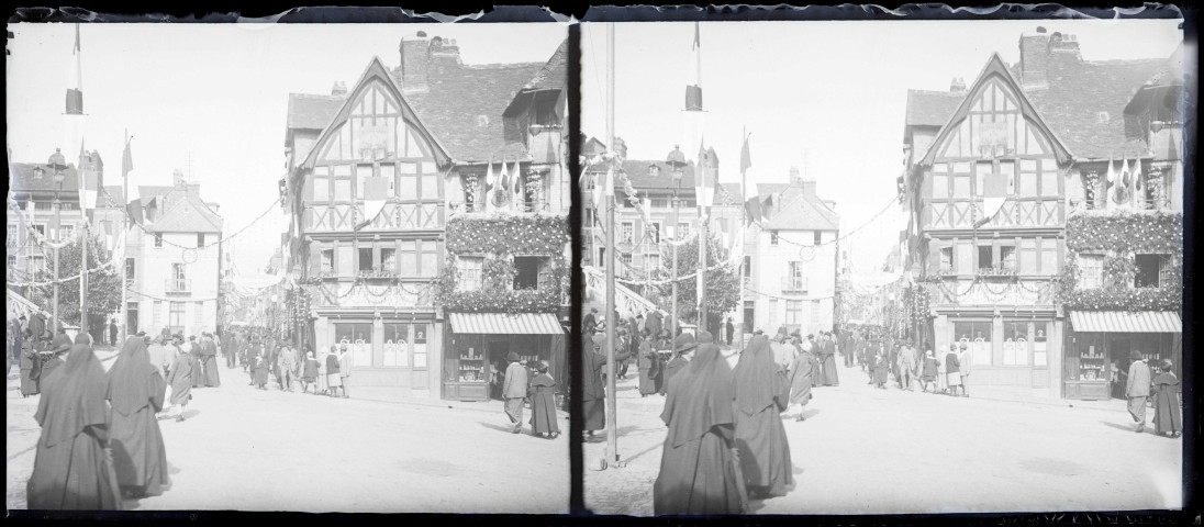 Rue animée et décorée pour la procession en l'honneur de la béatification de Sainte-Thérèse de Lisieux à Lisieux (Calvados).