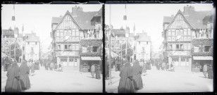 Rue animée et décorée pour la procession en l'honneur de la béatification de Sainte-Thérèse de Lisieux à Lisieux (Calvados).