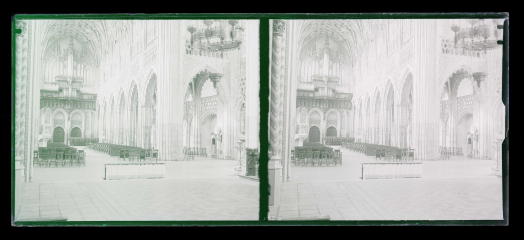 Intérieur d'église italienne.