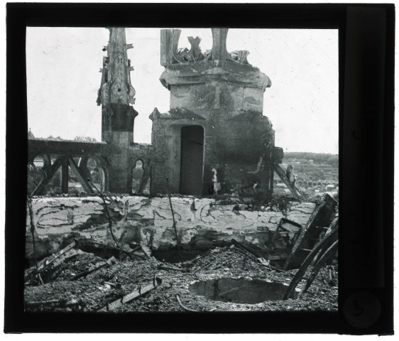 Cathédrale Notre-Dame d'Évreux (Eure), terrasse de la tour-lanterne, flèche et charpente détruites (incendie de juin 1940).