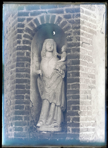 Statue de Vierge à l'enfant.