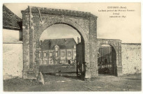 Coudres. Le Haut portail de l'Ancien Couvent (1734) restauré en 1847.
