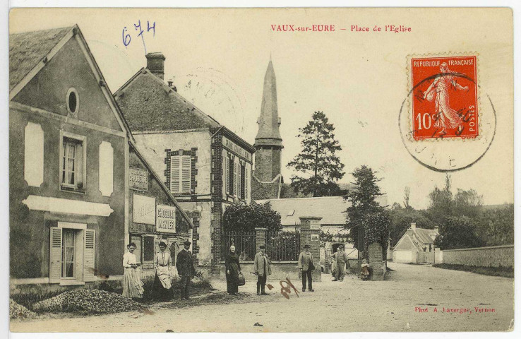Vaux-sur-Eure. Place de l'Eglise.
