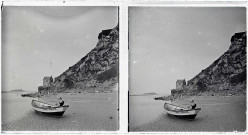 Femme à bord d'une barque échouée sur le sable près de la chapelle Saint-Aubert au Mont-Saint-Michel (Manche).